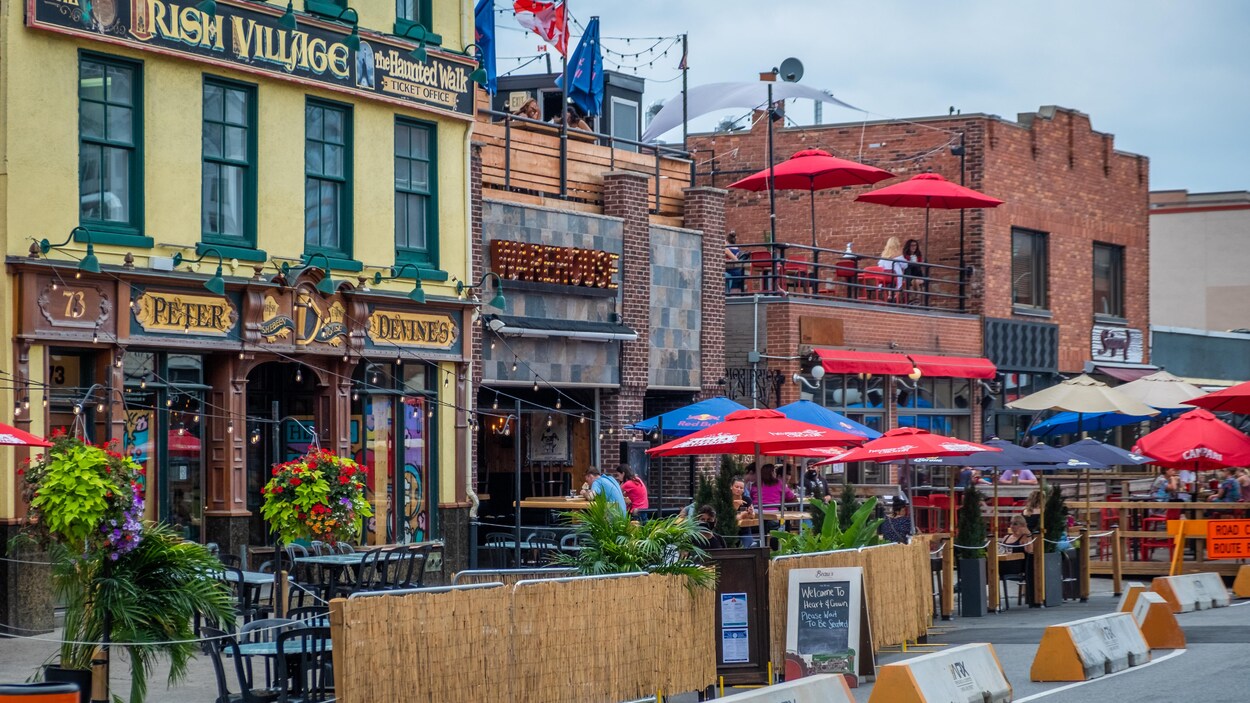 Les terrasses des restaurants sont délimitées par des clôtures et des rubans.