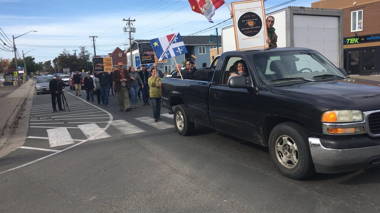 Un rassemblement de gens qui manifestent de manière pacifique