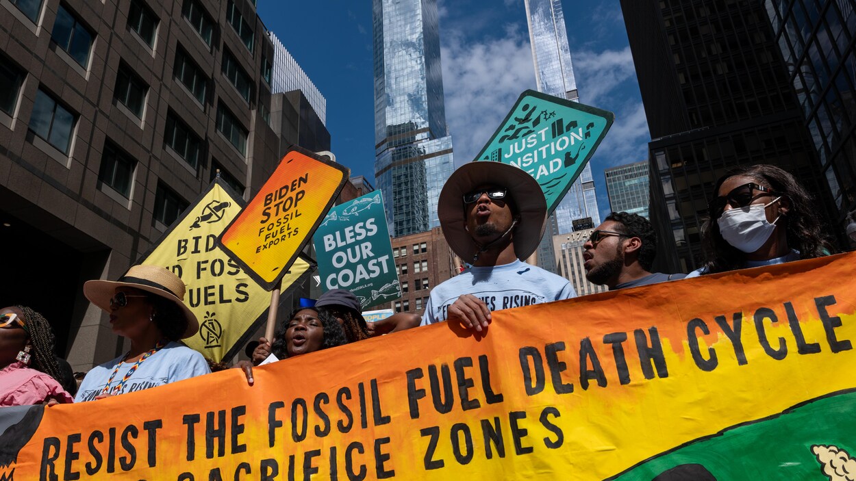 Des dizaines de milliers de personnes marchent pour le climat à New