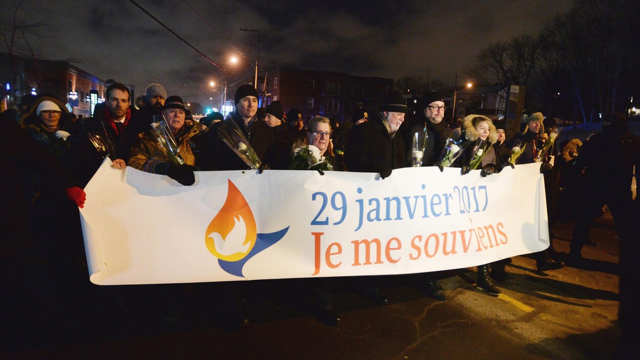 Des politiciens et des citoyens ont marché jusqu'à la grande mosquée de Québec. Des politiciens et des citoyens ont marché jusqu'à la grande mosquée de Québec.