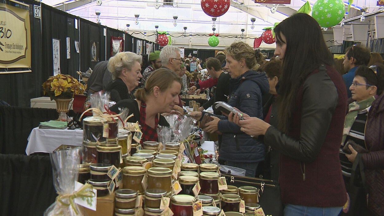 Le Marché des saveurs du Bas-Saint-Laurent attire maintenant des milliers de personne. Le Marché des saveurs du Bas-Saint-Laurent attire maintenant des milliers de personne.
