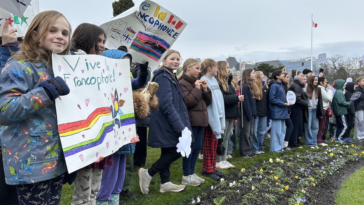 Des francophones fiers de leur identité défilent à Victoria