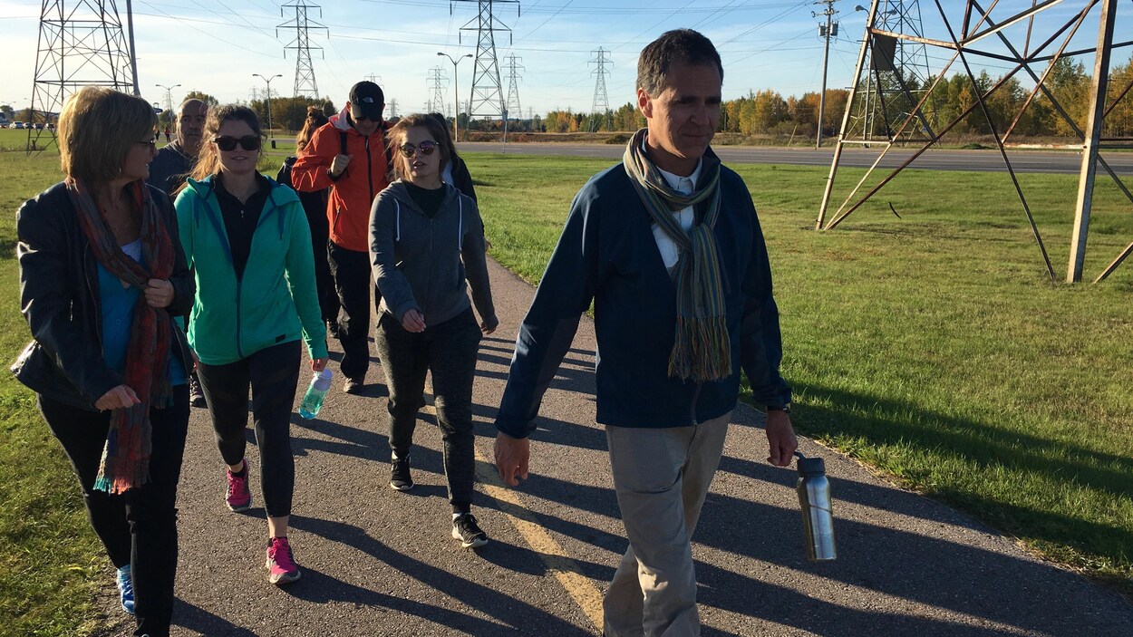 Des proches d'Hélène Martineau lors de la marche organisée par son conjoint. Des proches d'Hélène Martineau lors de la marche organisée par son conjoint.