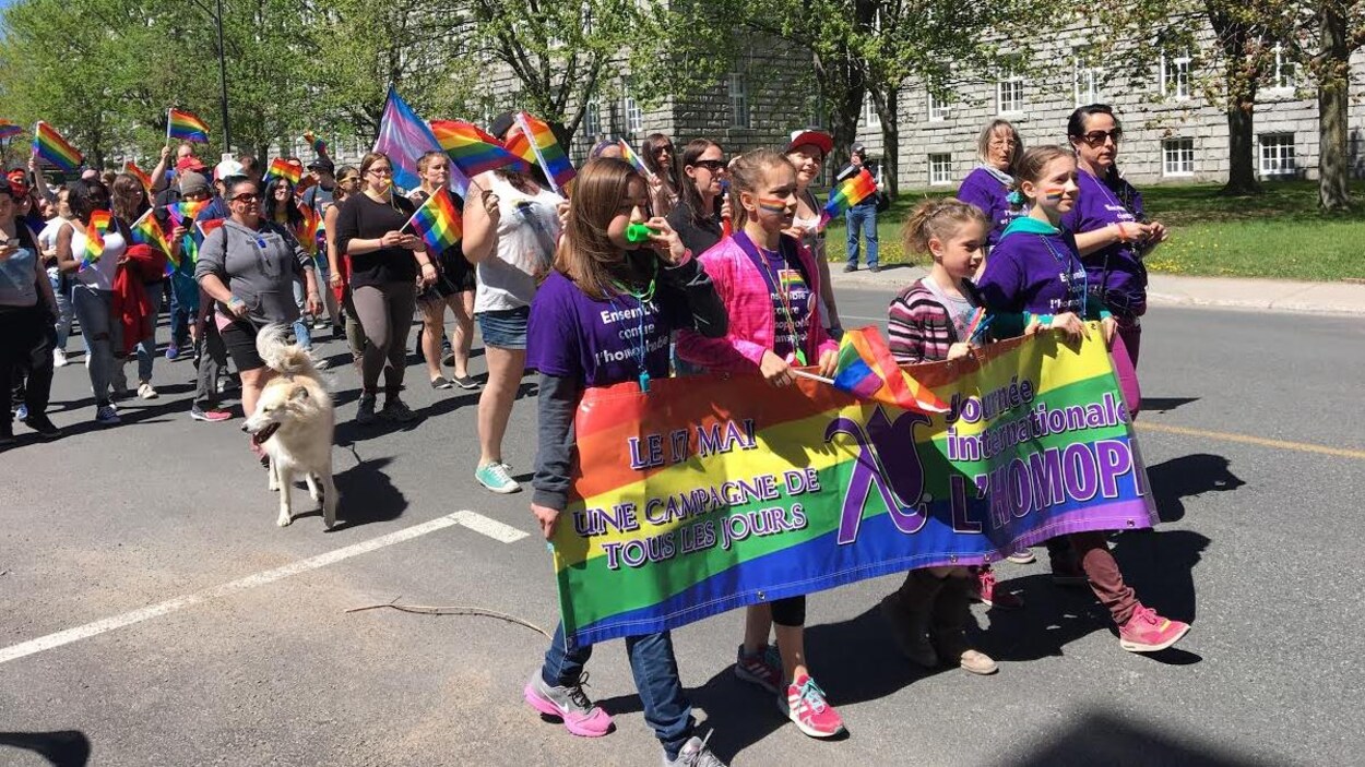 Des centaines de personnes ont marché dans les rues de Trois-Rivières avec des drapeaux aux couleurs arc-en-ciel.