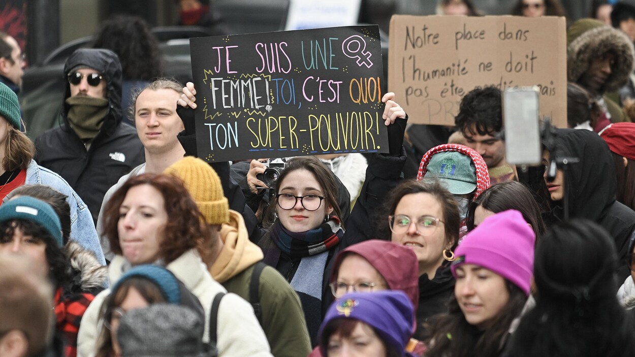 À Montréal, une marche pour les droits des femmes teintée par la guerre en Iran