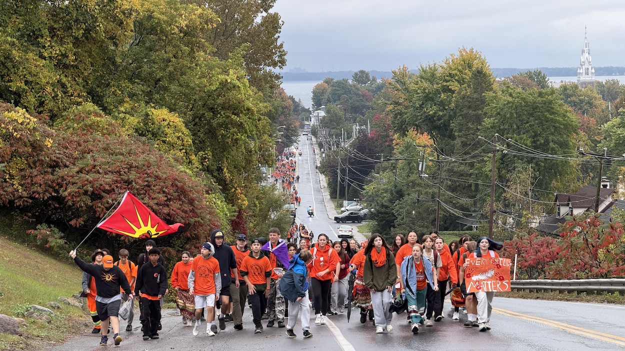 Les enfants de Kanesatake et d’Oka marchent ensemble pour la réconciliation