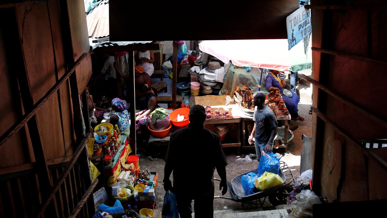 Des gens marchent dans un marché populaire de Libreville au Gabon. Des gens marchent dans un marché populaire de Libreville au Gabon.