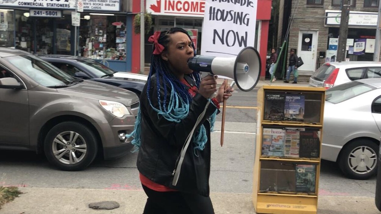 Une femme manifeste.