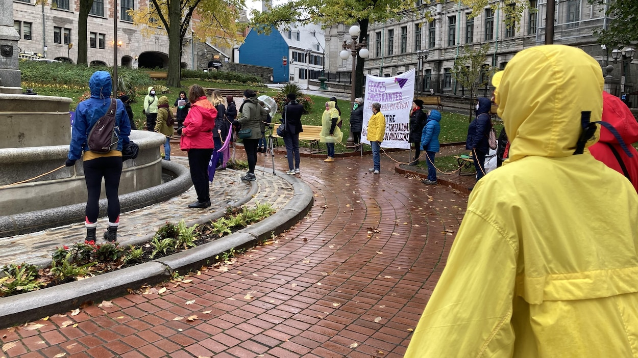 Des personnes rassemblées autour d'une fontaine.
