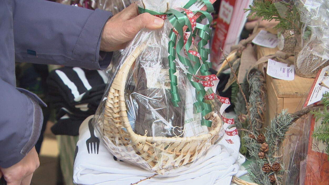 Un homme a acheté un paquet cadeau au marché de Noêl au Centre communautaire Tétreau dimanche le 10 décembre.