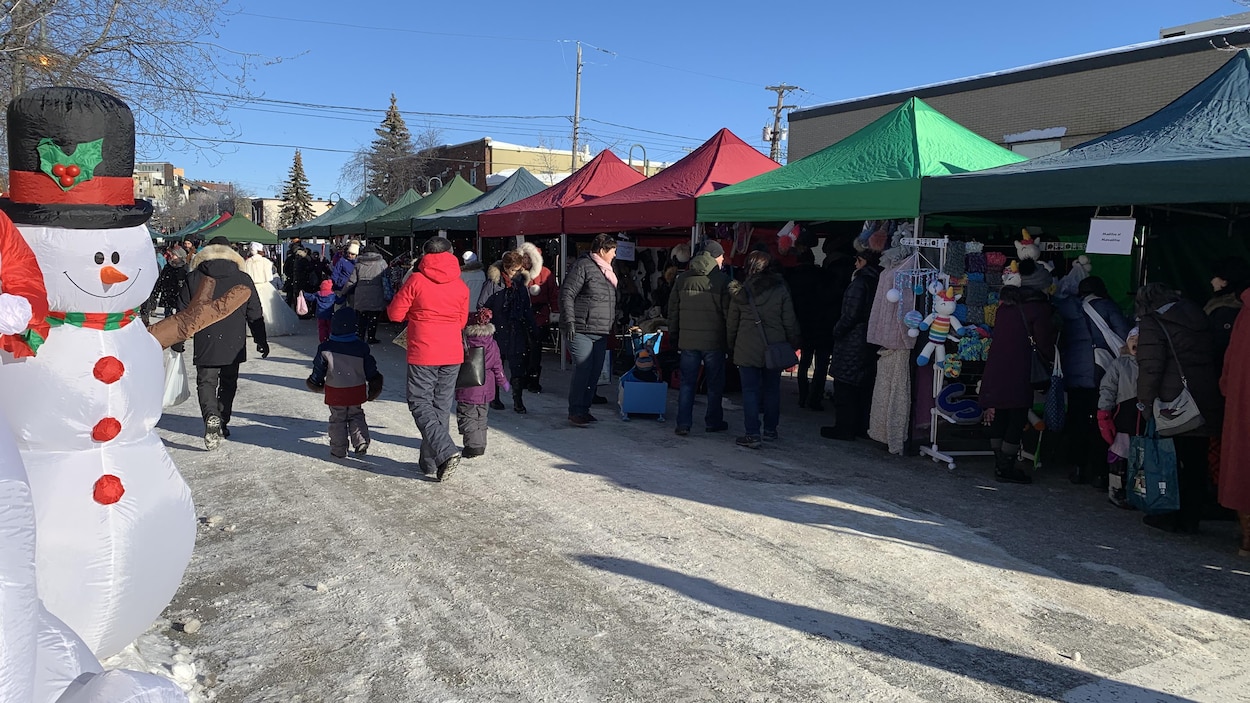 Des dizaines d'entrepreneurs exposent leur matériel à l'extérieur.