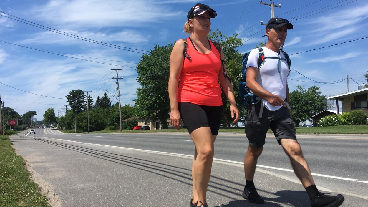 Patrice Coquereau marche sur une route du Centre-du-Québec.