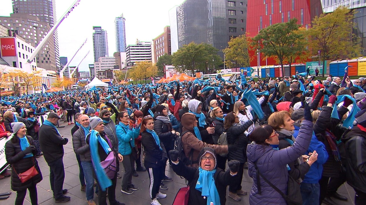 Une foule au de marcheurs rassemblés au Quartier des spectacles.