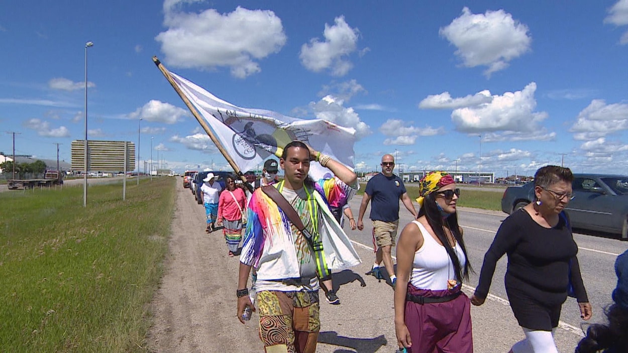 Des marcheurs le long de la route.