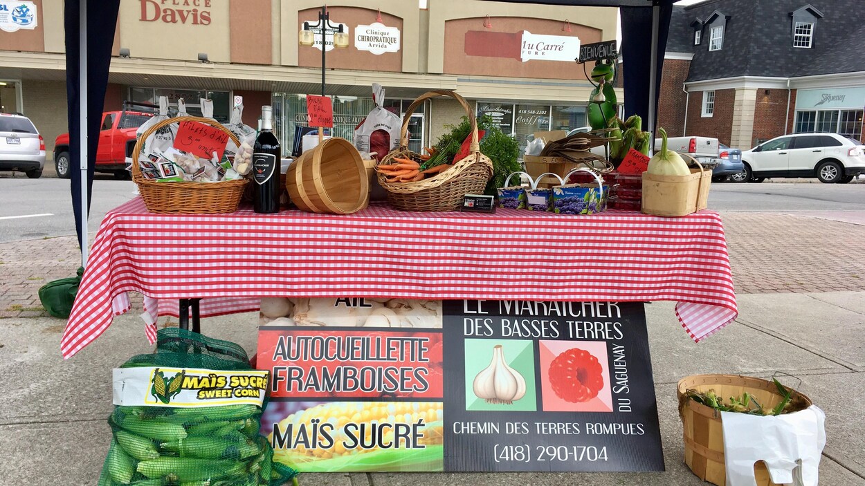 Un kiosque de fruits et légumes.