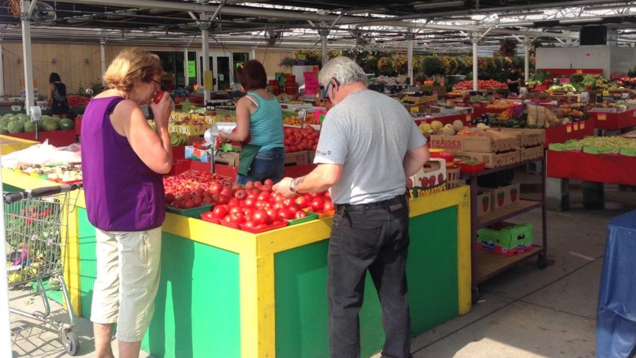 Des clients au Marché public de Longueuil.