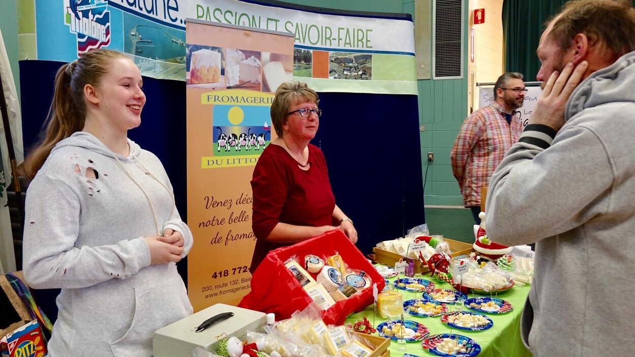Virginie Beaulieu assiste sa mère au kiosque de la Fromagerie du Littoral de Baie-des-Sables. Virginie Beaulieu assiste sa mère au kiosque de la Fromagerie du Littoral de Baie-des-Sables.