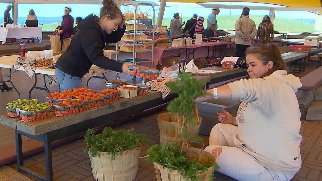 Des gens dans un marché public.