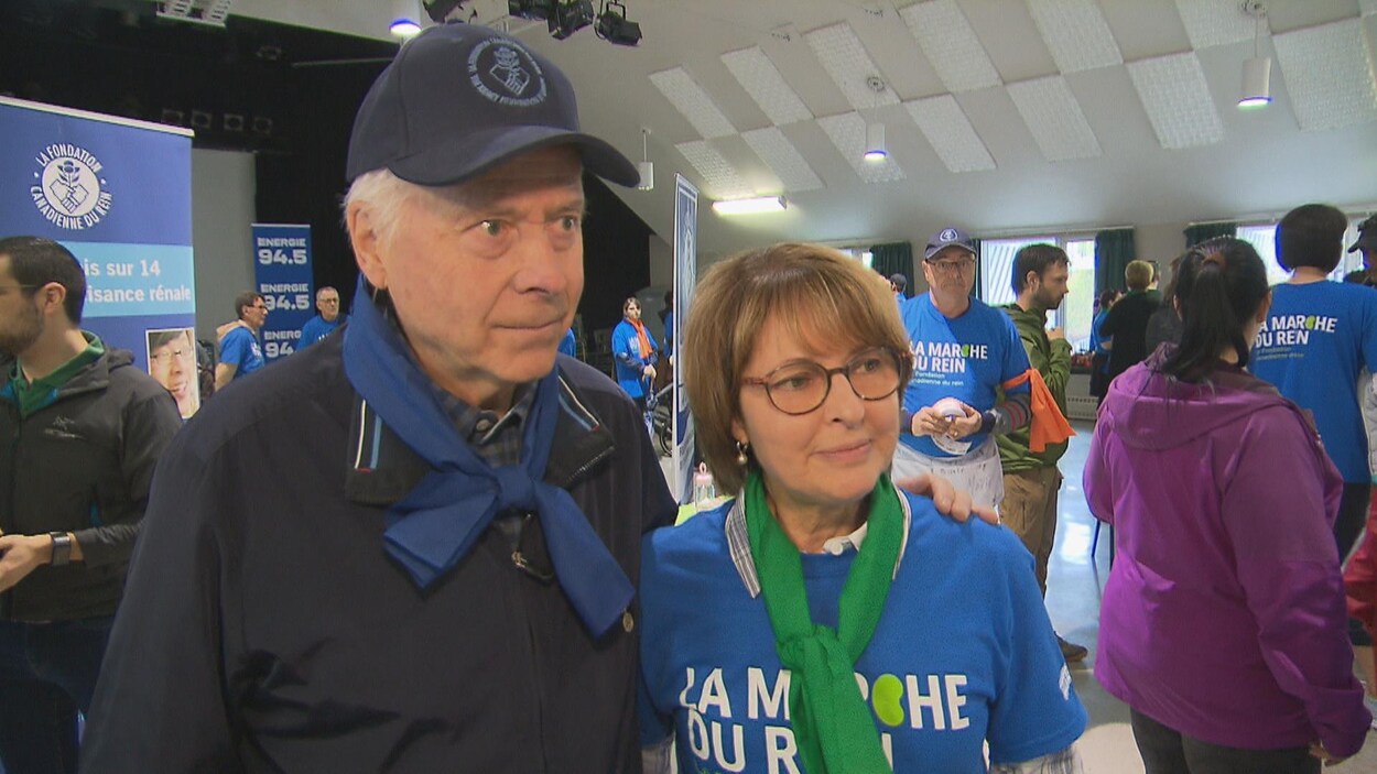 Un couple se prépare à s'adresser aux journalistes.