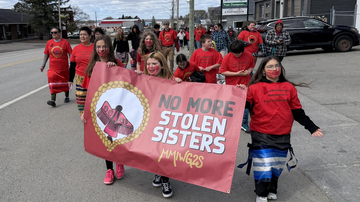 200 personnes marchent à Notre-Dame-du-Nord pour la Journée de la robe rouge