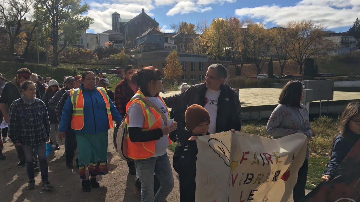 Stanley Vollant marche en compagnie de membres de la communauté atikamekw de La Tuque.