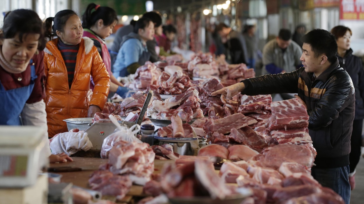 Une boucherie dans un marché de Pékin.