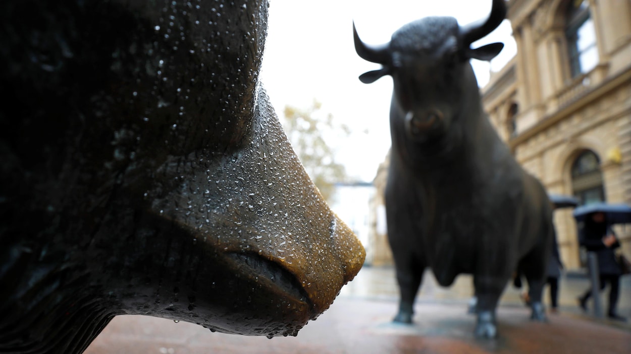 Un ours et un taureau, sculptés, se toisent devant la bourse de Francfort.
