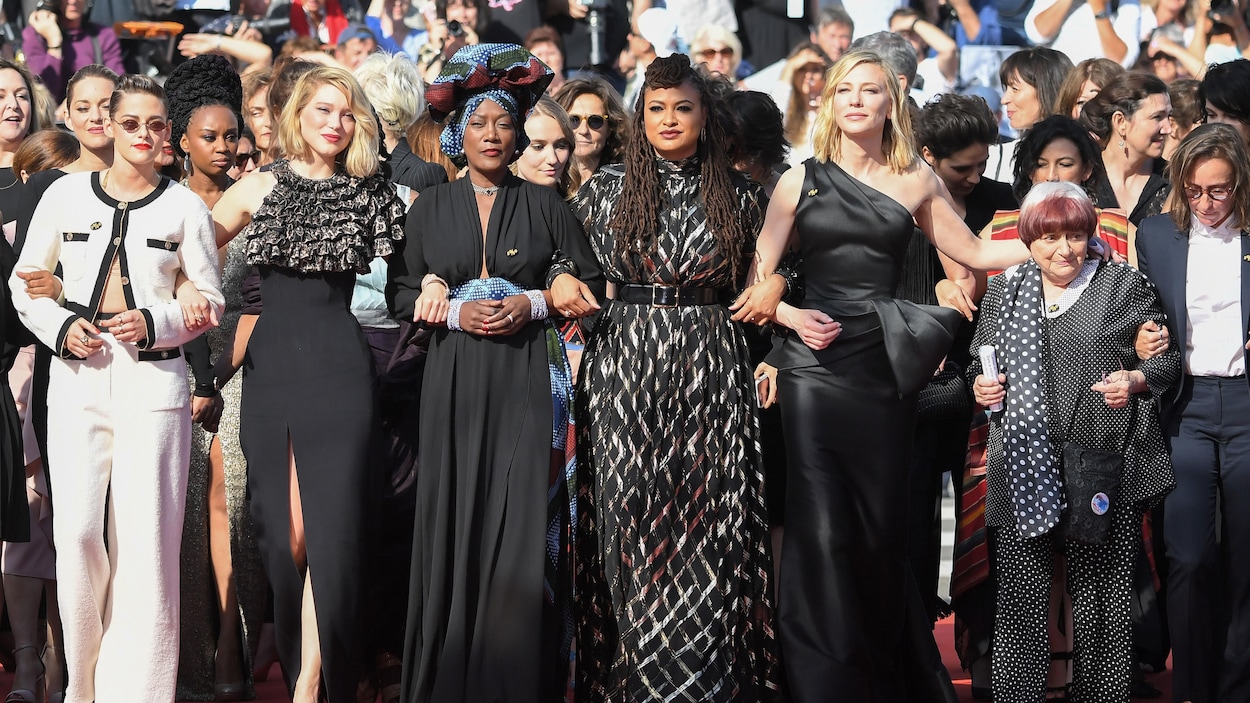 Des dizaines de femmes, bras dessus, bras dessous, ont fait une montée des marches historique au Festival de Cannes.