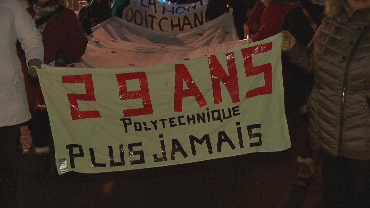 Un groupe de femmes a pris la rue à Québec jeudi soir pour commémorer le 29e anniversaire du massacre de Polytechnique. Un groupe de femmes a pris la rue à Québec jeudi soir pour commémorer le 29e anniversaire du massacre de Polytechnique.