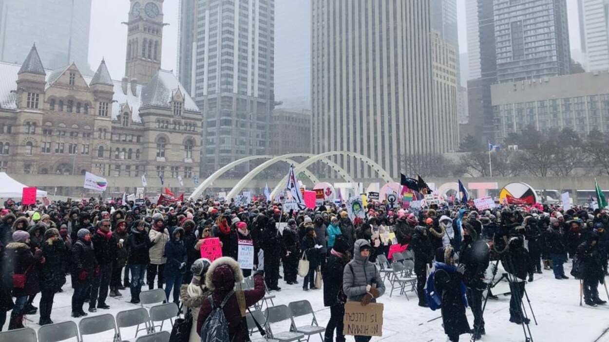 Des femmes dans les rues de Toronto.