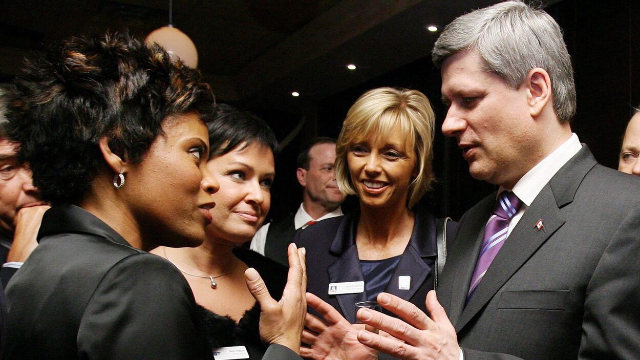 Marci Ien et l'ex-premier ministre Stephen Harper en compagnie de personnalités du milieu des médias, sur une photo remontant à 2008.
