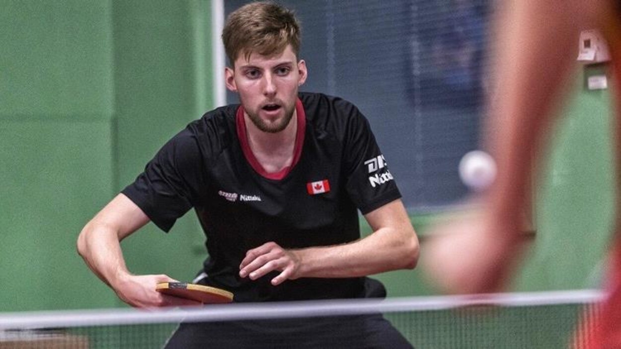 L'athlète renvoit une balle de ping-pong.
