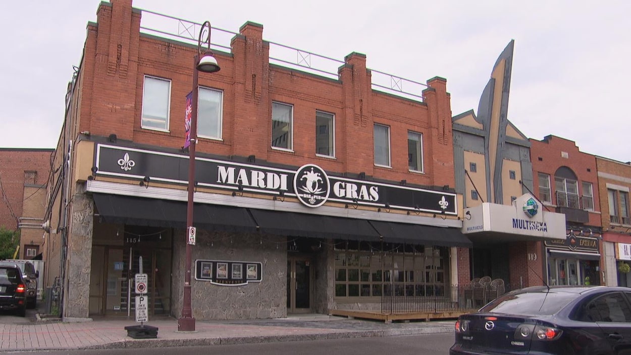 Le bar Mardi Gras est situé sur la promenade du Portage dans le secteur de Hull.