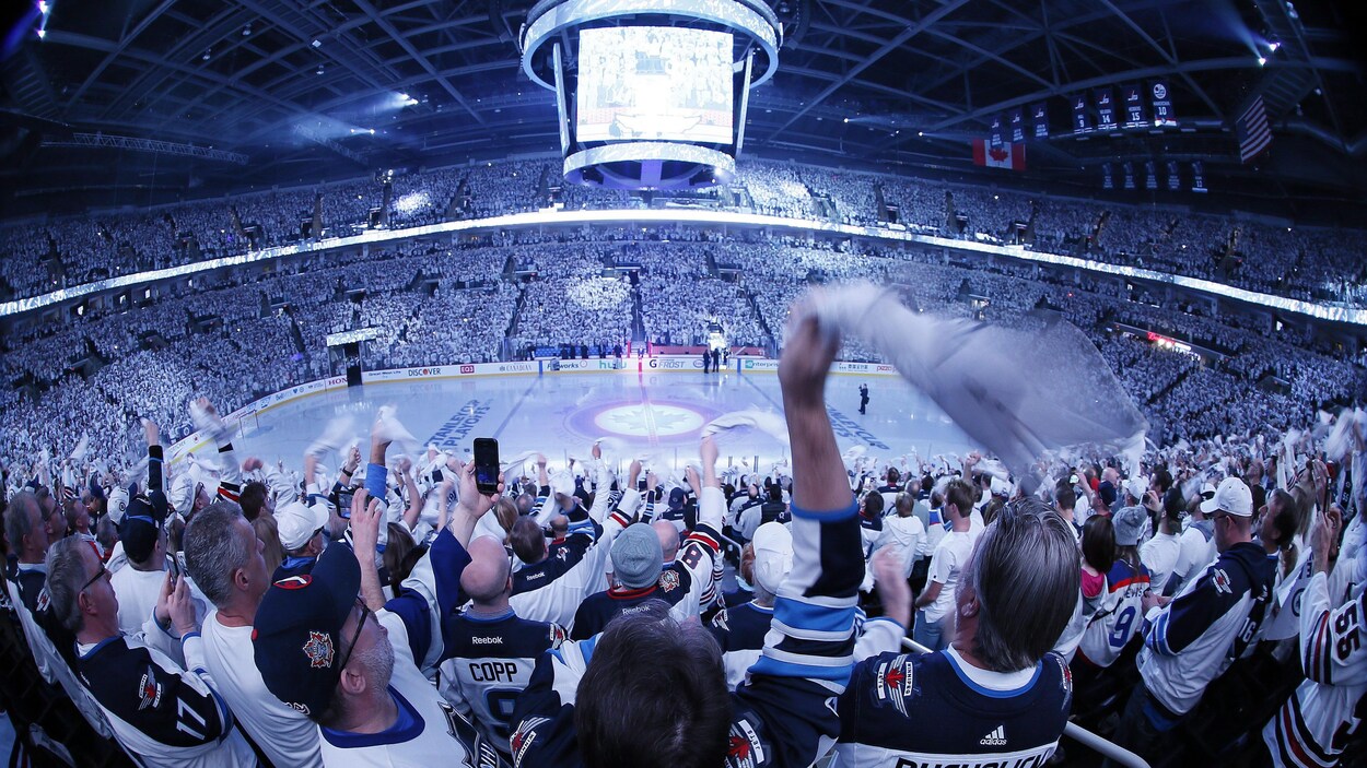 Les partisans des Jets de Winnipeg encouragent l'équipe avant le commencement de la deuxième rencontre de la série face au Wild du Minnesota. Les partisans des Jets de Winnipeg encouragent l'équipe avant le commencement de la deuxième rencontre de la série face au Wild du Minnesota.
