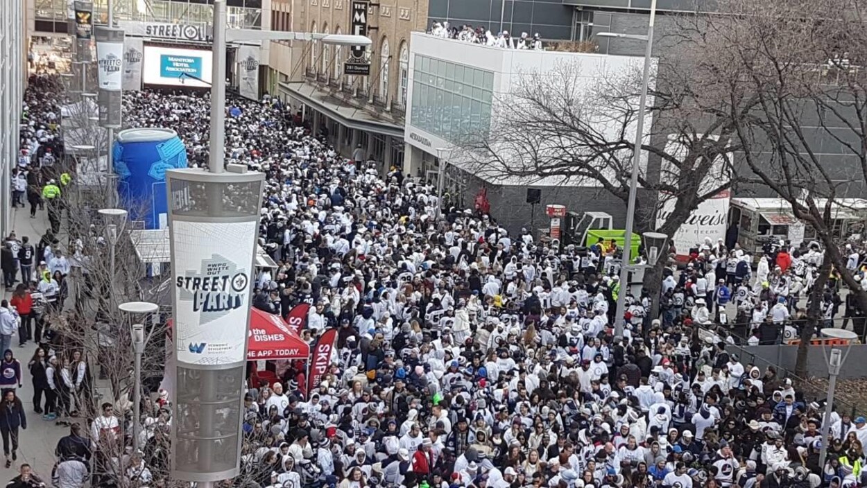 Les supporteurs des Jets se sont rassemblés dans la rue Donald afin de regarder la rencontre sur un des écrans géants. Les supporteurs des Jets se sont rassemblés dans la rue Donald afin de regarder la rencontre sur un des écrans géants.