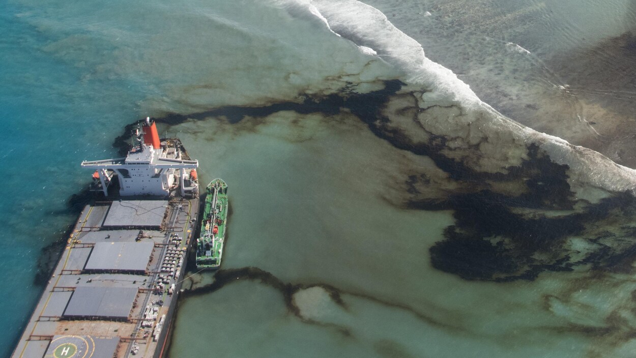 Dans cette photo prise par l'Armée française, le déversement de fioul et de diesel dans les eaux laisse une longue traînée derrière le vraquier.