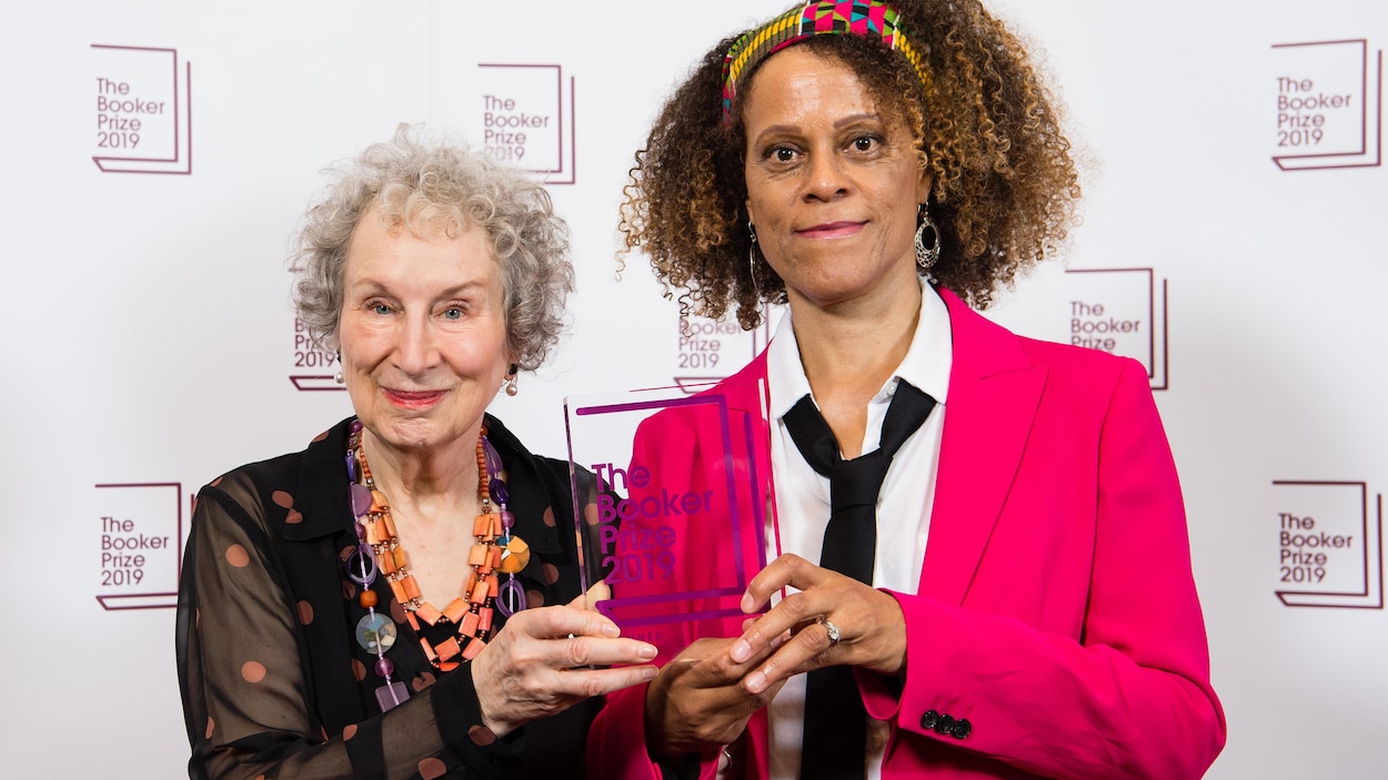 Les deux écrivaines tiennent leur prix ensemble.