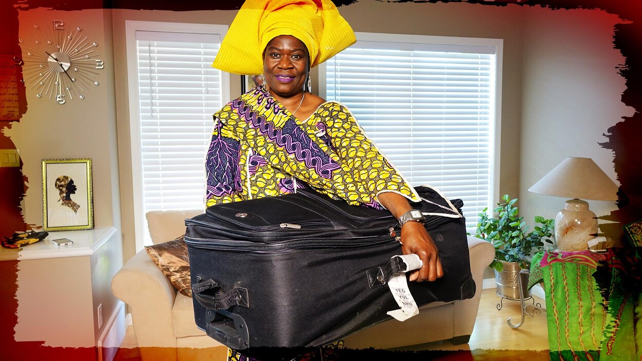 La Malienne Marguerite Diarra porte sa valise. La Malienne Marguerite Diarra porte sa valise.