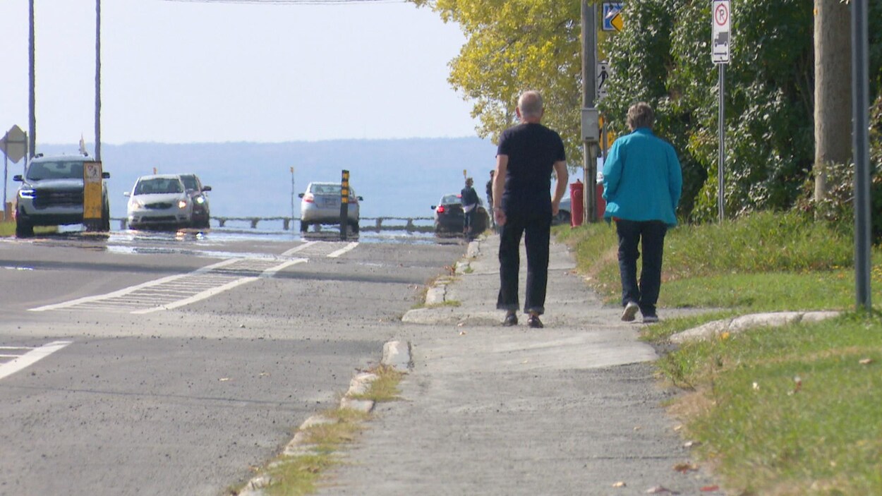 Deux aînés marchent sur le trottoir à Maria.