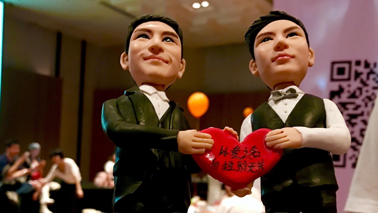 Statuette au kiosque du Centre LGBT de Xinjiang à la 9e édition du festival de la fierté ShanghaiPRIDE, juin 2017. Statuette au kiosque du Centre LGBT de Xinjiang à la 9e édition du festival de la fierté ShanghaiPRIDE, juin 2017.