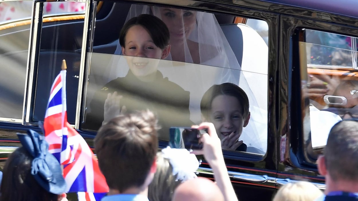 Les deux pages du mariage royal, John et Brian Mulroney, dans la voiture transportant les jeunes mariés. Les deux pages du mariage royal, John et Brian Mulroney, dans la voiture transportant les jeunes mariés.