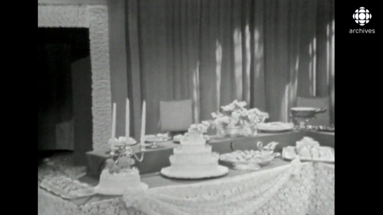 Table de mariage avec gâteau à étagé.