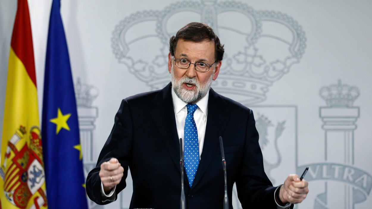 Mariano Rajoy, devant un lutrin. Mariano Rajoy, devant un lutrin.