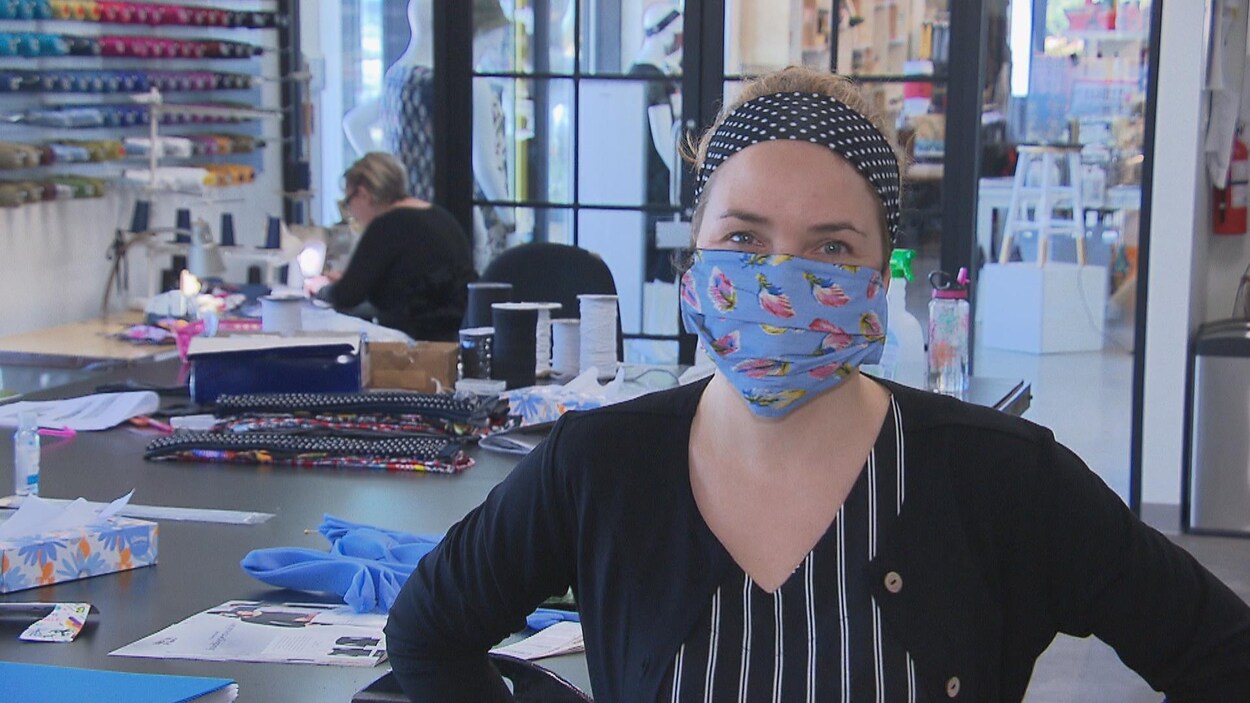 La copropriétaire Marie-Claude Trempe avec un masque dans son atelier.