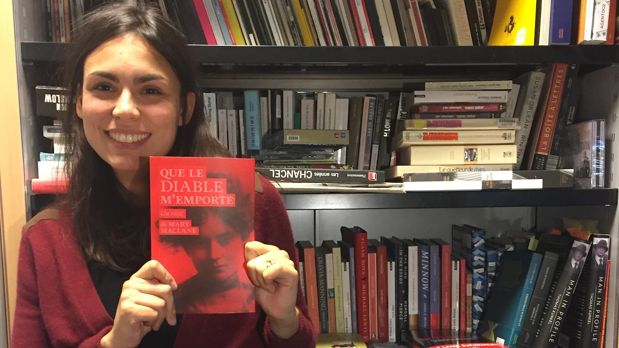Marine Duval, responsable d'édition aux Éditions du sous-sol, tient en main le livre de Mary MacLane, Que le diable m'emporte.