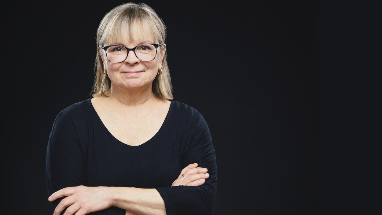 Marie Gignac regarde la caméra les bras croisés
