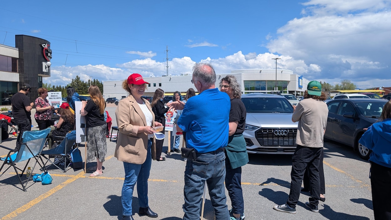 Le milieu communautaire encore « à boutte » devant le bureau de la députée de Chicoutimi