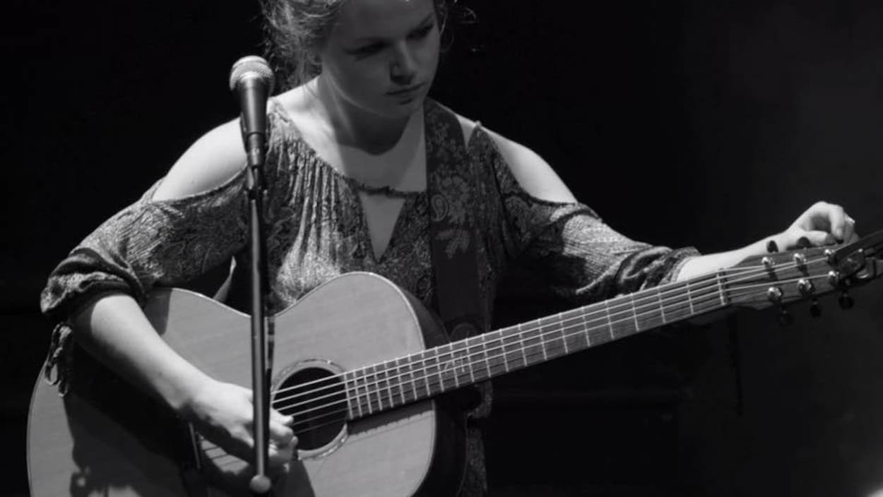 L'auteure-compositrice interprète Marie-Onile Rodrigue en train de jouer de la guitare
