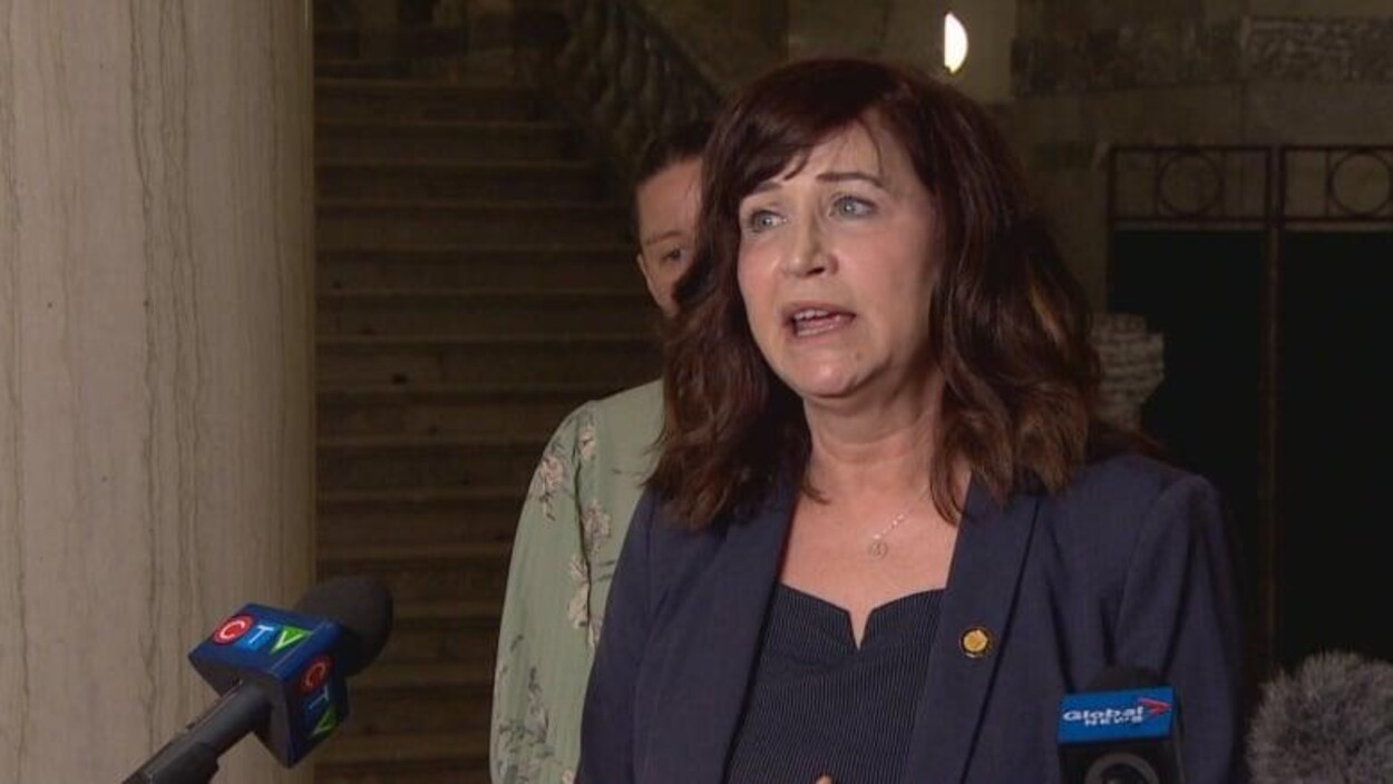 Marie Renaud pendant une conférence de presse.