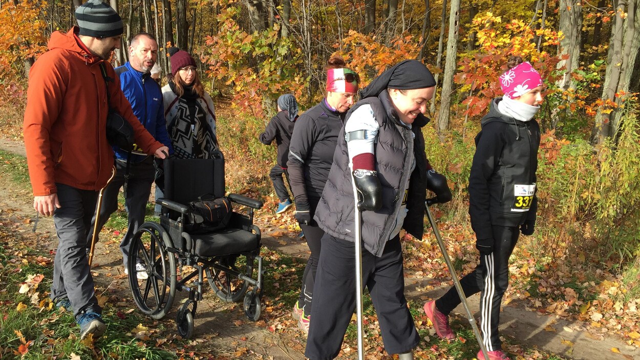 L'artiste peintre Marisol Saint-Onge a réalisé tout un exploit dimanche matin. Elle a participé à une course de 3 kilomètres, alors qu'elle est amputée des deux bras et des deux jambes.